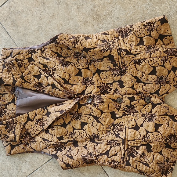 NWOT..Floral Textured Sleeveless Vest - Brown & Tan - Picture 2 of 8